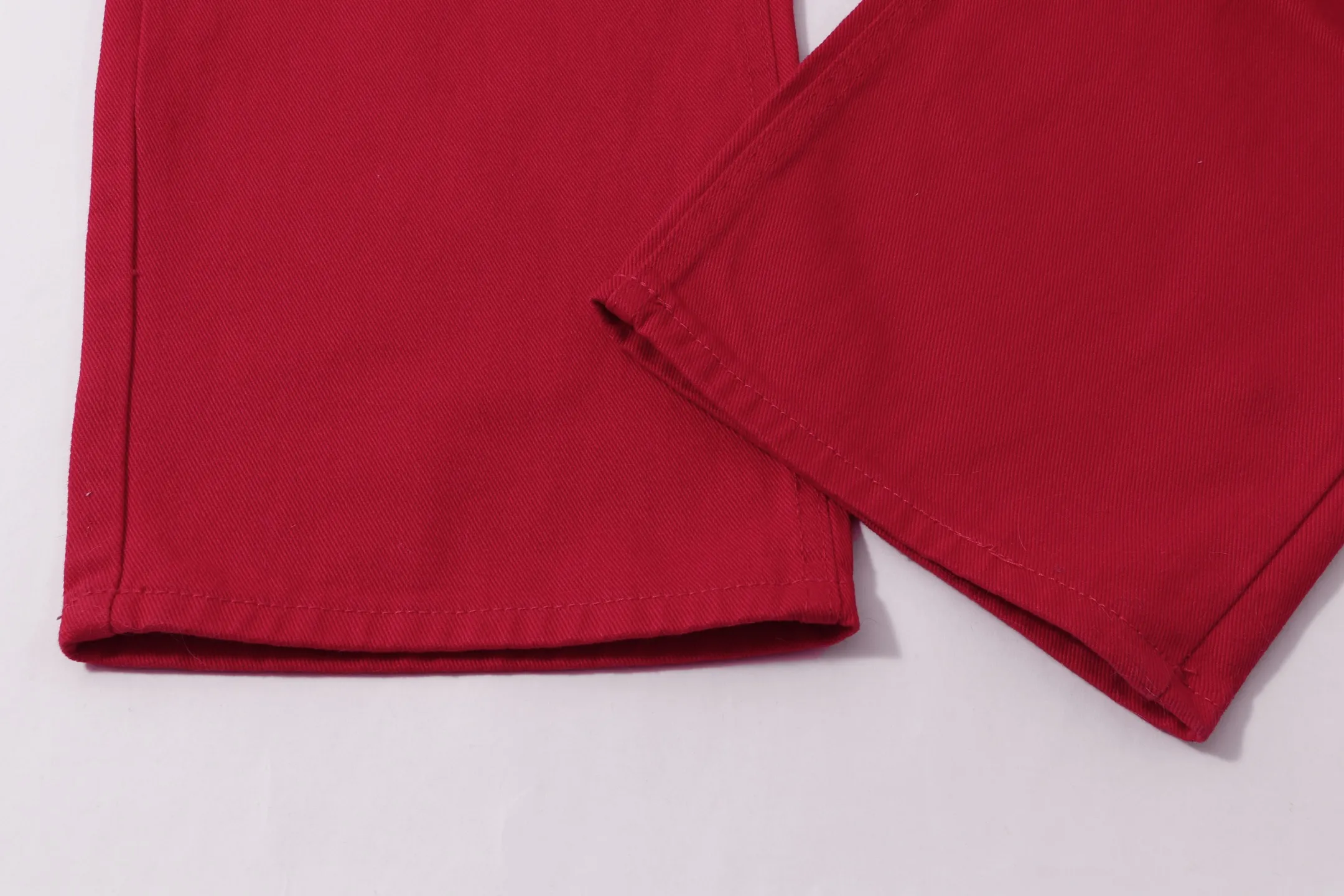 P280 Style number: H91 Croxin & 𝐂𝐡𝐫𝐨𝐦𝐞 𝐇𝐞𝐚𝐫𝐭 ss25 red cow king oversized leather jeans. Styles with different washed textures are very friendly to people with thin legs. The slightly flared version perfectly modifies the leg shape. The timeless and moderate length makes it easy to match and match. It is the basis for various styles and is a must-have in your wardrobe! The fabric is stiff but also makes the upper body soft without losing texture. The washing process is even more perfect. It is a must-have item for everyone! ! ! Washed wheat, hang tag, pants label, three labels complete Color: blue Size: 28-30-32-34